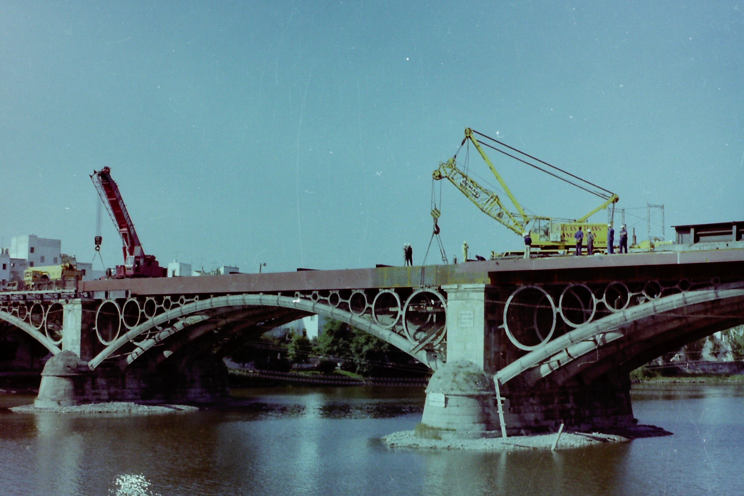 Grúas Andalucía trabajos en Puente de Triana - Sevilla