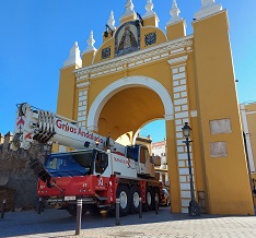 Grúas Andalucía Arco de la Macarena